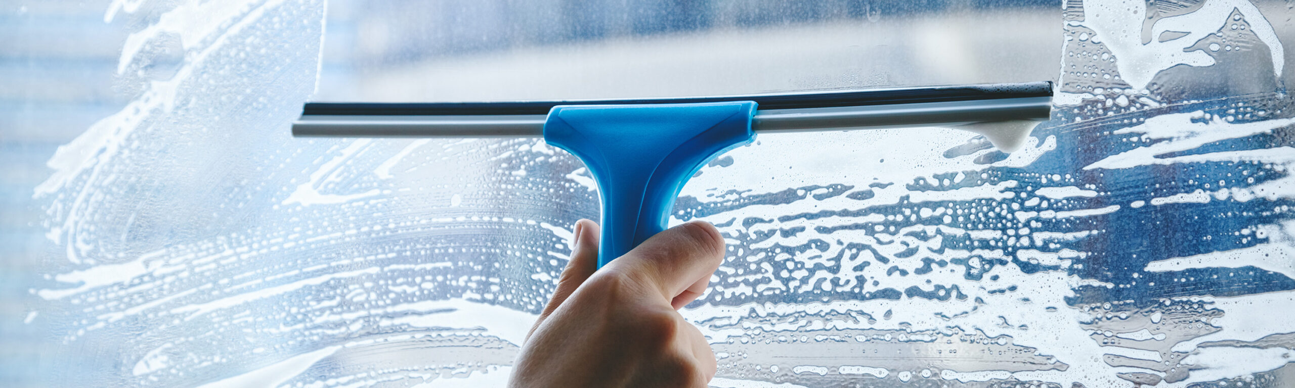 Fönsterputs utföres av professionella fönsterputsare.