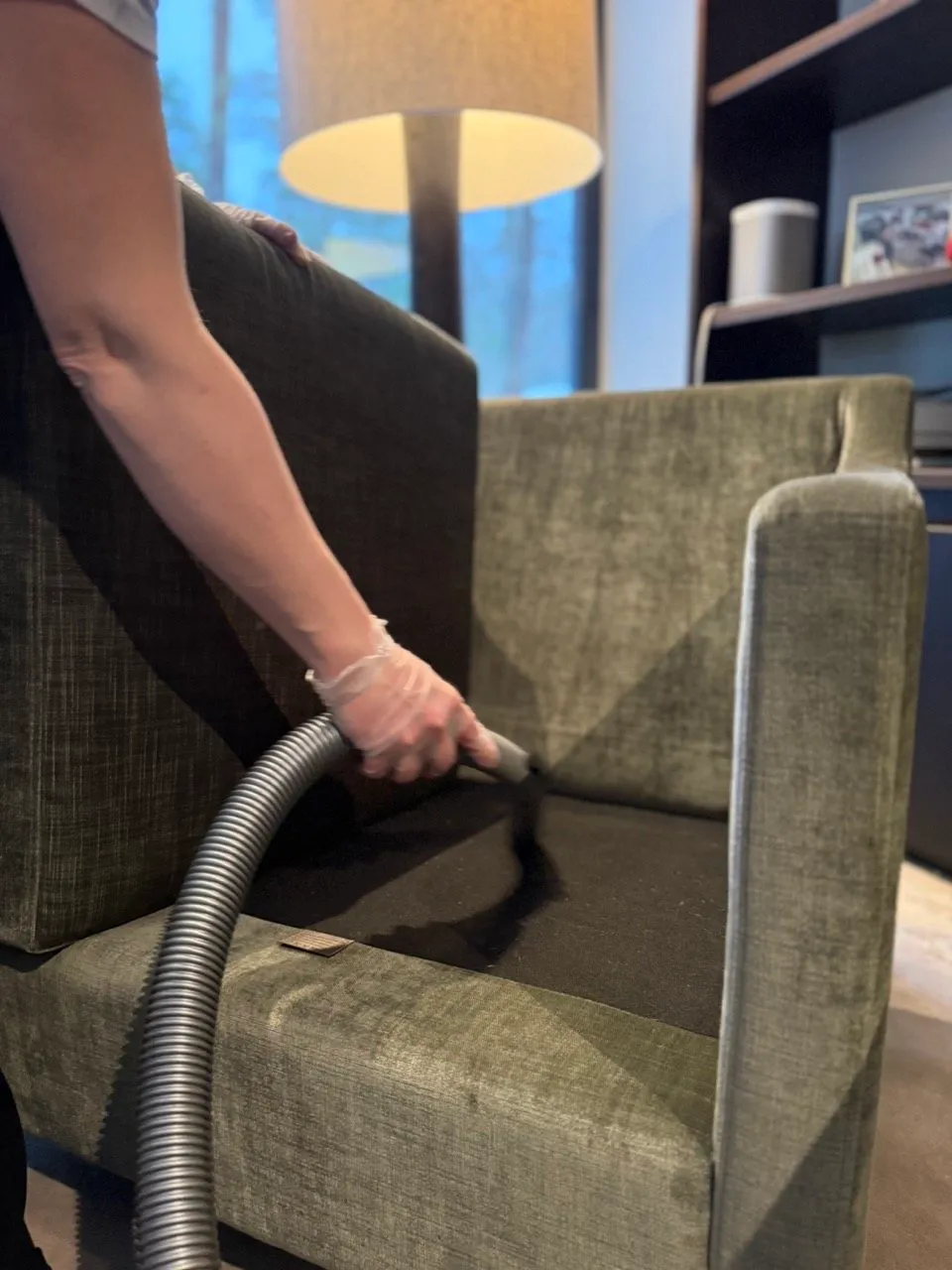 Städare dammsuger fåtöljen vid storstädning